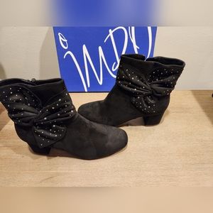 Adorable MPO Black booties with a bow on the sides.